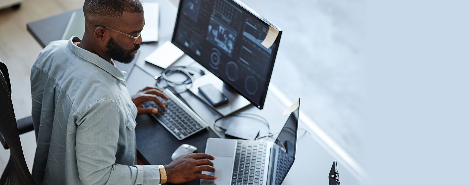 man-with-two-monitors-1620x640